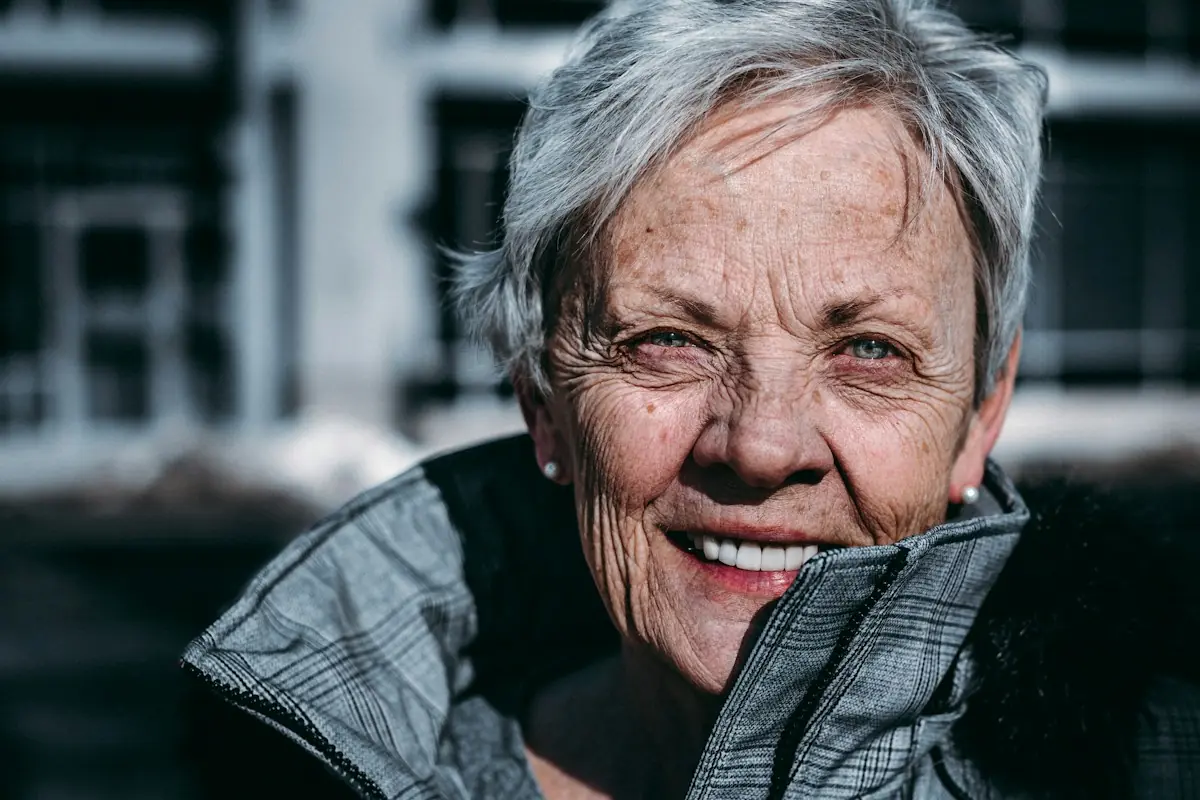 Retrato de mujer adulta mayor sonriendo al aire libre